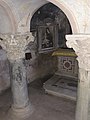 Colonne della cripta, verso l'altare.