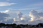 Molnen i förgrunden är cumulonimbus under utveckling, medan det i bakgrunden syns ett cumulonimbus med städ.