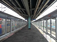 Платформа станции Тэпан с уложенным тактильным покрытием и установленными платформенными раздвижными дверьми.