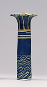 Vas de kohl în forma unei coloane în formă de papirus deschis; 1550-1086 î.Hr.; sticlă; înălțime: 8,9 cm; Muzeul de Artă Walters (Baltimore, SUA)