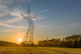 35 Meter hohe Stahlskulptur Zauberlehrling am Rande des Gehölzgartens, entstanden im Rahmen von Emscherkunst