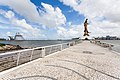 Zu sehen ist ein Weg, welcher zu einer Statue führt. Im Hintergrund weiter entfernt ist das Science Center zu sehen.