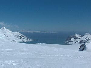 Blick vom Huntress-Gletscher auf die False Bay mit Deception Island im Hintergrund