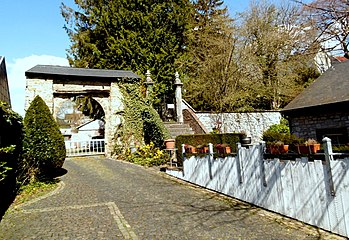 Hintere Toreinfahrt mit Gartenzugang