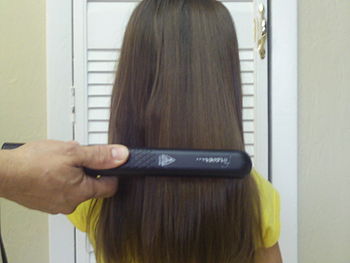 English: Example:hair being straighten with a ...