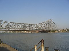 El Puente de Howrah en la India, un puente en voladizo.