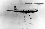 US-amerikanische B29-Bomber beim Abwurf von Brandbomben über einer japanischen Stadt 1945