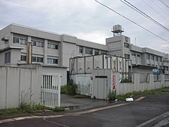 In der Ishinomaki Girls Commercial High School (石巻市立女子商業高等学校) zeigt eine mit dem Tsunami zum Stillstand gekommene Uhr dessen Ankunftszeit mit 73 Minuten nach dem Erdbeben an[47] (Foto: 15. Juli 2012)