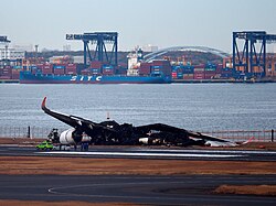 Japan Airlinesin turmakoneen hylky kuvattuna onnettomuutta seuraavana päivänä.