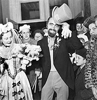 Manželé Houfovi po svatebním obřadu v kostele sv. Máří Magdaleny v Karlových Varech 28. listopadu 1948
