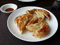 Gun-mandu (pan-goreng dumplings )