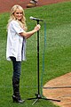 Kristin Chenoweth presenta el himno nacional de los Estados Unidos en un juego de baseball