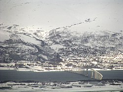 Kvaløya sett frå Tromsøya - Sandnessundbrua går mellom dei to øyane. Mars 2006.