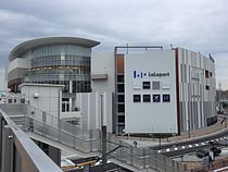 小田急線の駅舎方面と接続する東西自由通路より撮影 （2015年11月17日）