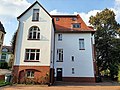 Villa, mit Einfriedung und Vorgarten