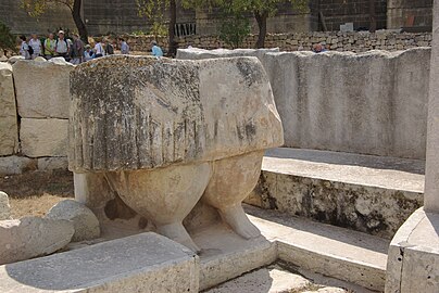 Kopie van het grote beeld gevonden in de Tarxien-tempel (het origineel bevindt zich in het archeologisch museum van Valletta), de bovenste helft werd niet teruggevonden; de totale lengte was vermoedelijk ongeveer 2 m.