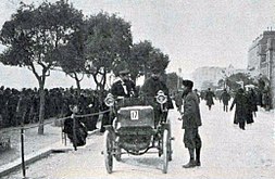 Une autre arrivée à Nice, un peu plus loin de la tribune (voiture n°17);