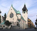 Erik Lallerstedtin suunnittelema vuonna 1903 valmistunut Pyhän Matteuksen kirkko Dalagatanin ja Vanadisvägenin risteyksessä.[4]
