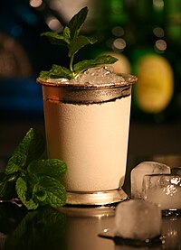 Mint Julep im Silberbecher.jpg