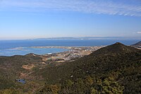 南西側の達麿岩から望む雨乞山と三河湾