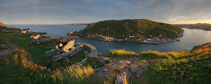 Coucher de soleil sur Signal Hill, St. John's, Péninsule Avalon, Terre-Neuve.Sur la gauche au premier plan, la batterie de la Reine; sur la droite, le port de St. John's.