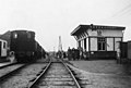 Stoomlocomotief uit de serie 8100 van de N.S. met tram 652 bij de halte Stolwijk aan de tramlijn Gouda - Schoonhoven, op de laatste dag van de exploitatie. (23-08-1942)