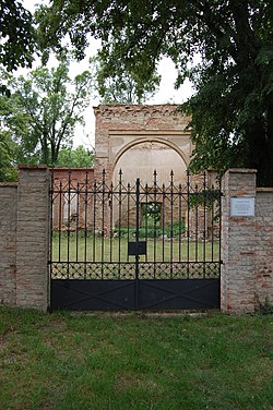 Brána a ruiny obřadní síně nového židovského hřbitova