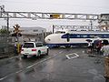 フル規格新幹線車両の通過する踏切（浜松工場入出庫線）。