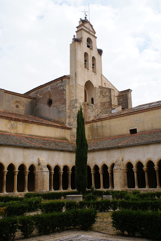 O claustro d'a ilesia parroquial de Nuestra Sinyora de la Soterraña, en Santa María la Real de Nieva