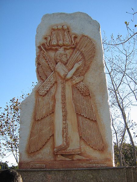 波斯領袖居魯士的紀念碑；圖片來源：維基百科
