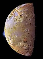 Image satellite de Io montrant le panache généré par une gigantesque éruption volcanique s'élevant au-dessus de la surface.