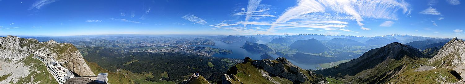 Panoramatický pohled z Pilatu (ve středu Lucernské jezero a Lucern, v sedle turistický komplex)