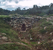 Pont mycénien de Kazarma vu depuis la route Nauplie-Épidaure