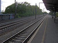 The southern platform for services heading East, next to two long-distance train tracks which bypass the station