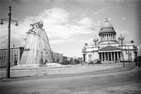 Budova katedrály svatého Izáka a výhled na náměstí svatého Izáka. Leningrad. 11. června 1942. Archiv RIA Novosti