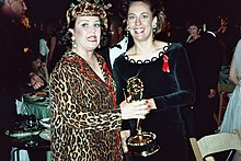 Metcalfová a Rosie O'Donnellová drží cenu Emmy'Donnell holding an Emmy