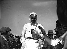 Photo de Caracciola au milieu de la foule au Grand Prix automobile de France 1935.