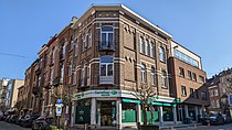 Au no 11, une maison d'inspiration éclectique construite en 1911 (architecte inconnu), maison formant l'angle avec la rue Rue François Gay. Façade de briques, rehaussée de pierre bleue. Balcons à garde-corps en ferronnerie géométrique[4].