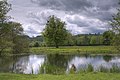 Vue sur l’îlot de la Magna Carta avec l’Air Forces Memorial à gauche