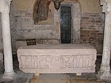 La crypte de Saint Isaac avec la copie de son sarcophage qui est conservé au musée national du duché de Spolète.