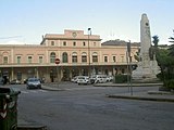 역 건물과 비토리오 베네토 광장의 기둥