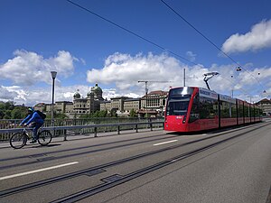 Fahrzeuge auf der frisch sanierten Brückenfahrbahn, 2019