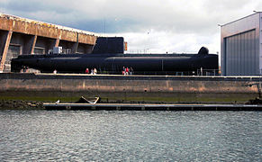 La base de sous-marins (sous-marin Flore désarmé).