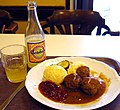 Göteborg'da bir kafede gazlı içecek ve kekreyemiş (lingonberry) reçeli ile İsveç köfteleri.
