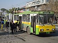 Der grün-gelb-weiß lackierte Wagen 814 in der Endstelle Meydan-e-Rah Ahan beim Bahnhof