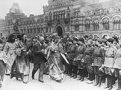 Benedicció del Metropolitá Tikhon al batalló d'assalt femení abans de ser enviat al front. Plaça Roja de Moscou, 1917