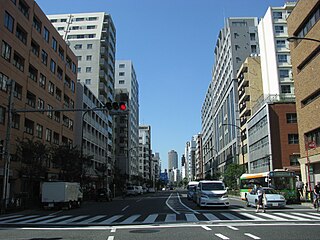 Gaien higashi-dōri eli prefektuurintie 319 Samonchōn kaupunginosassa