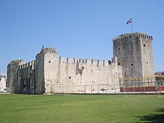 linke Seite der Burg