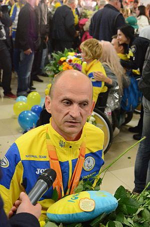Геннадій Бойко в аеропорту «Бориспіль» після повернення з літніх Паралімпійських ігор 2016 року в Ріо-де-Жанейро.