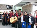 Conferencistas, algunos asistentes y mariachi.